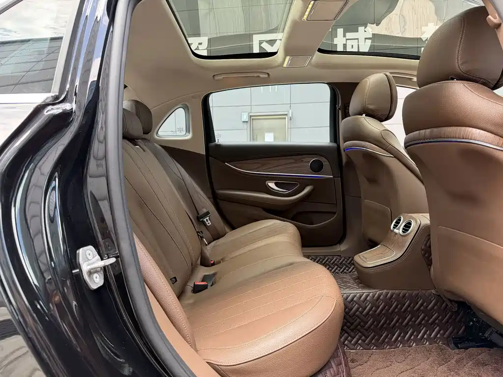 Mercedes-Benz E-Class — миниатюра 11