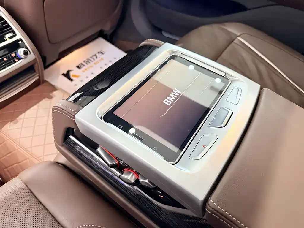 BMW 7 Series — миниатюра 9