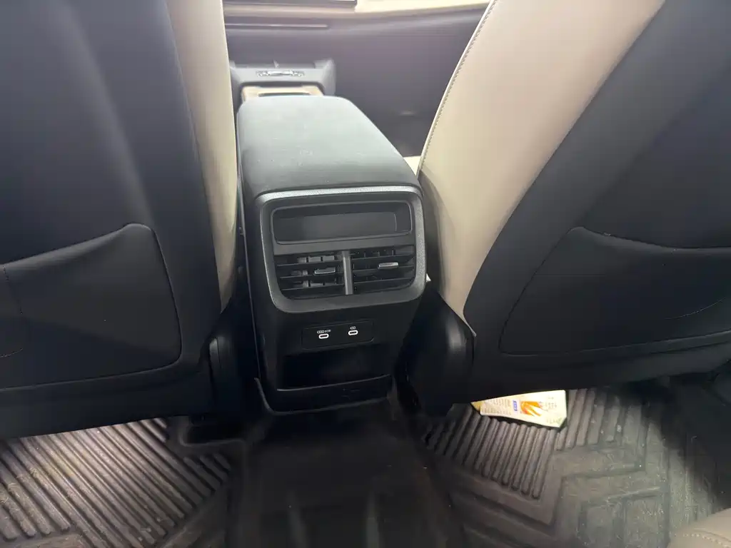 Volvo XC70 PHEV — миниатюра 7