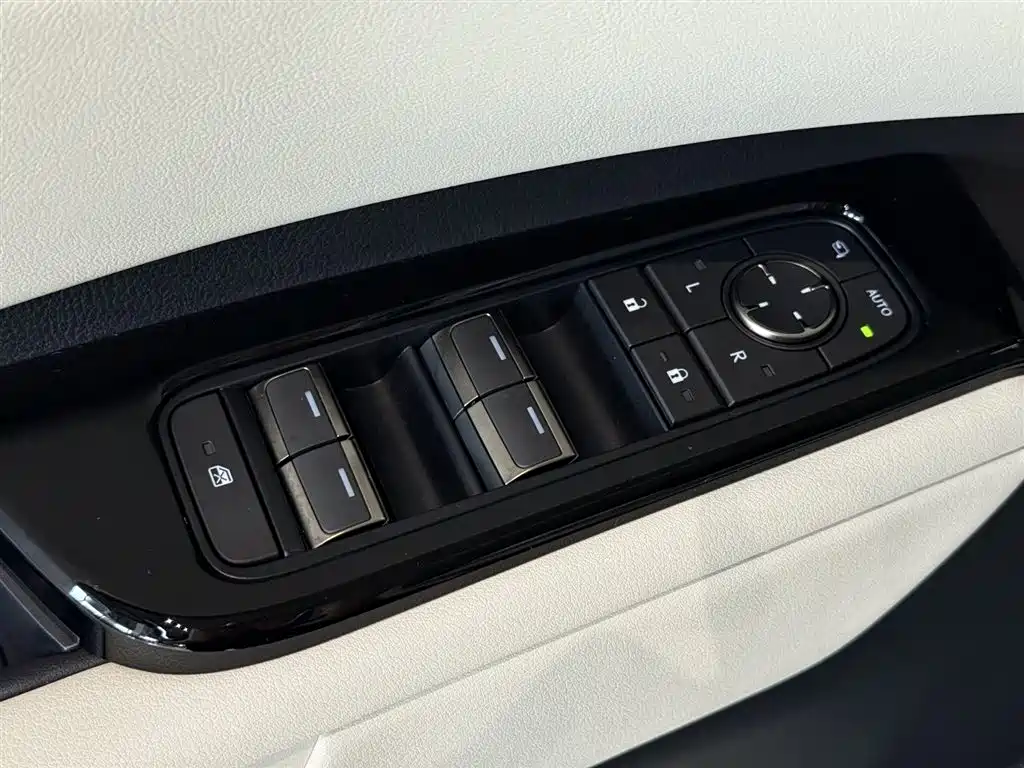 Lexus LM 2025 500h мест
