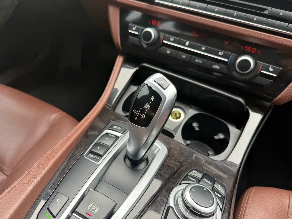 BMW 5 Series — миниатюра 13