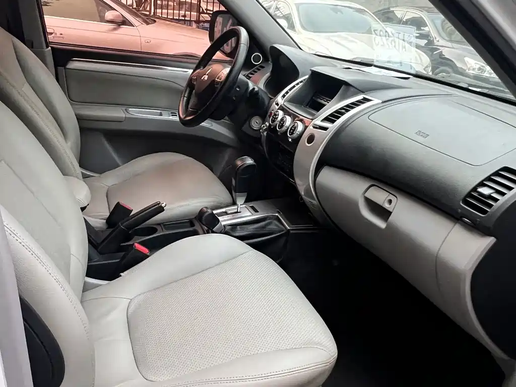 Mitsubishi Pajero Sport — миниатюра 9