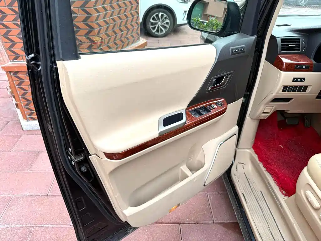 Toyota Alphard — миниатюра 5