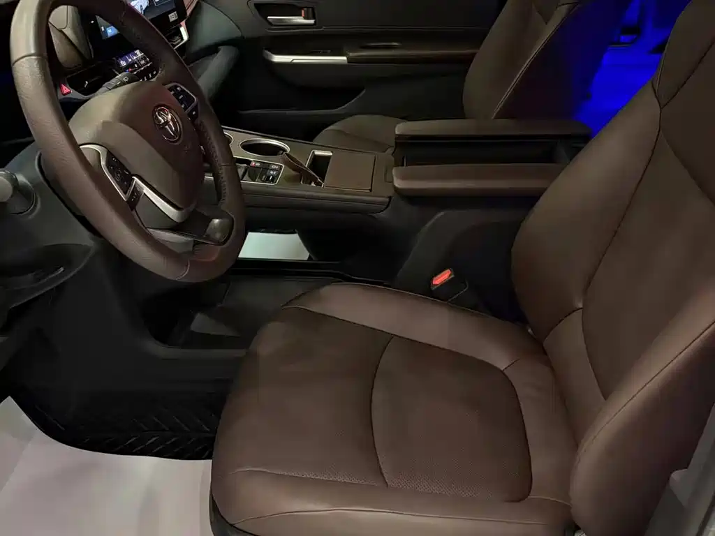 Toyota Granvia — миниатюра 8