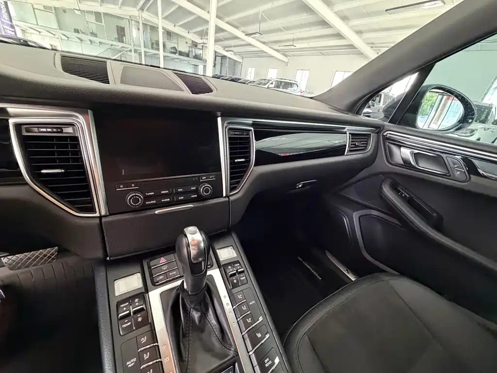 Porsche Macan — миниатюра 11