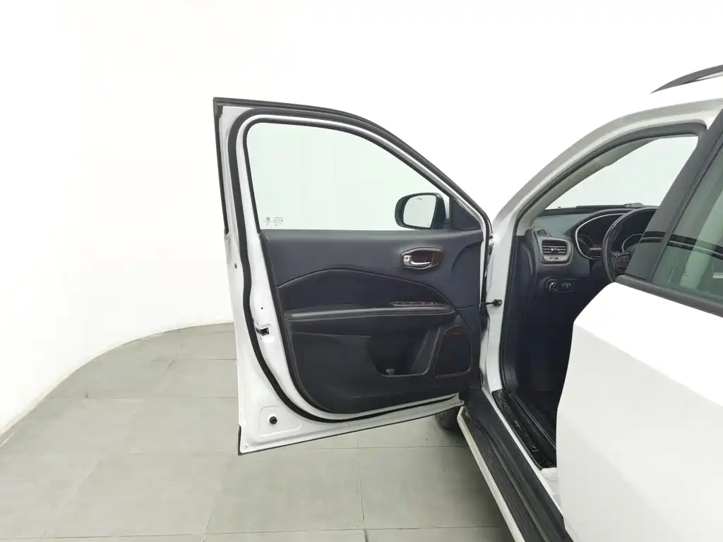 Jeep Compass — миниатюра 8