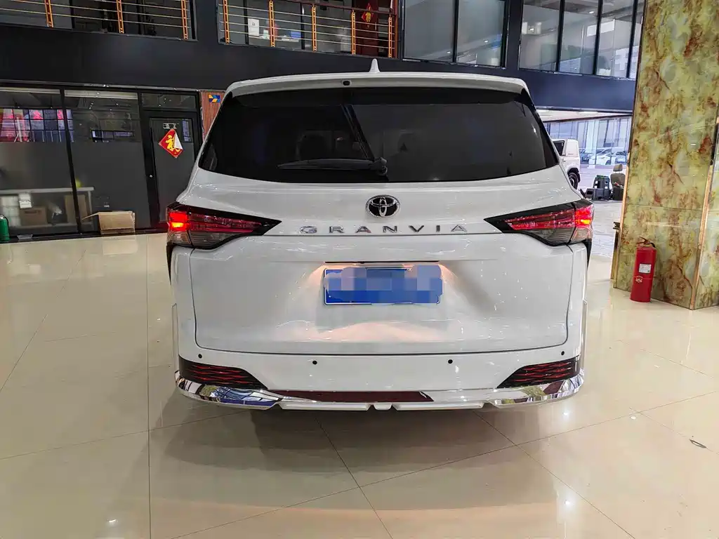 Toyota Granvia — миниатюра 5