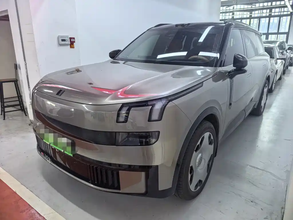 Lynk & Co Рука 900.