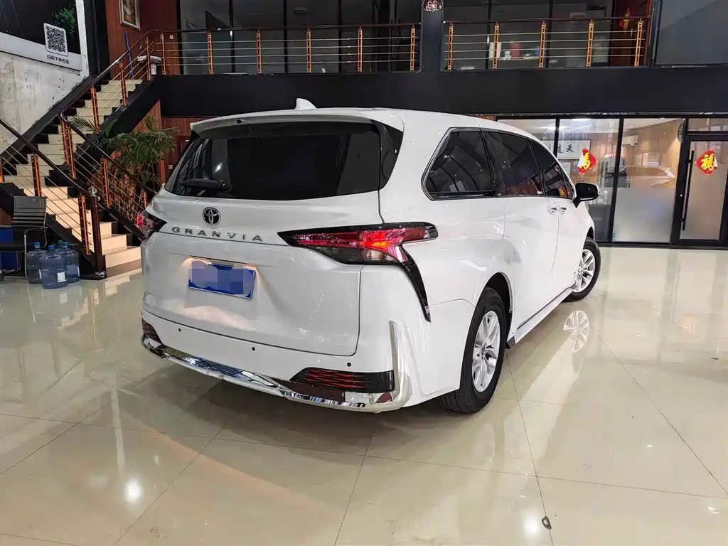 Toyota Granvia — миниатюра 4
