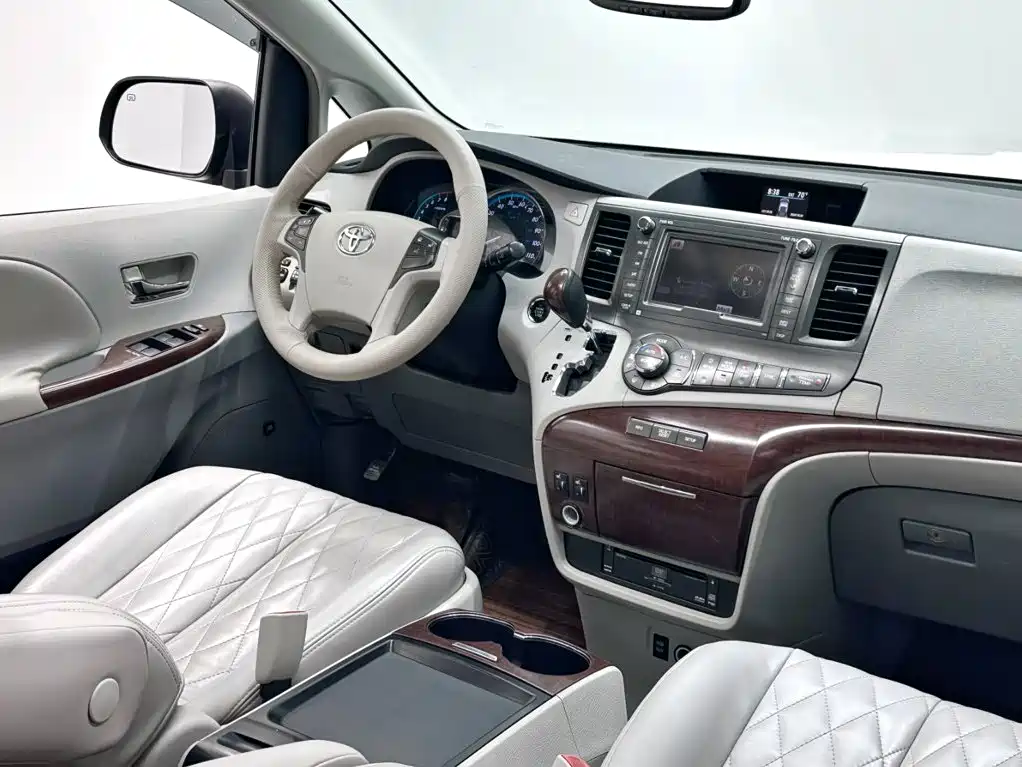 Toyota Sienna — миниатюра 14