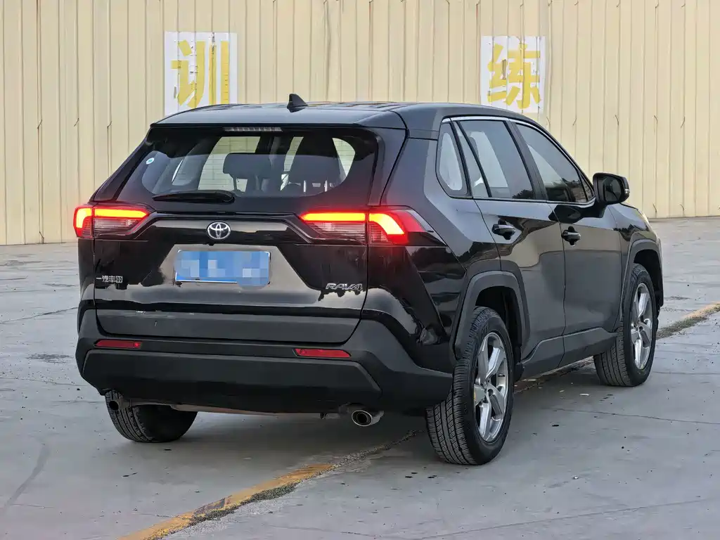 Toyota RAV4 — миниатюра 7