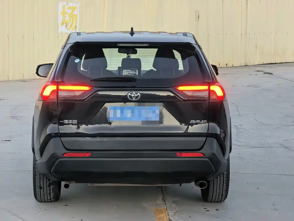 Toyota RAV4 — миниатюра 9