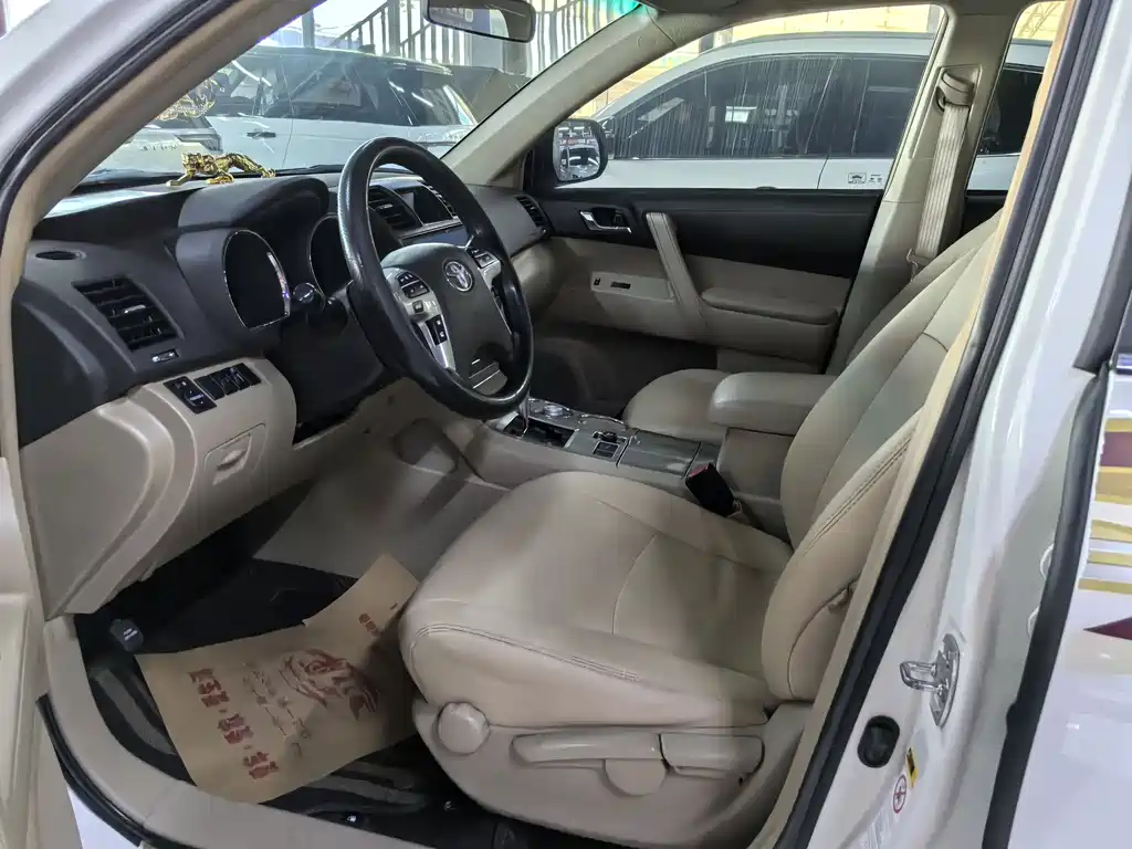 Toyota Highlander 2012 2.7L 5 мест Elite