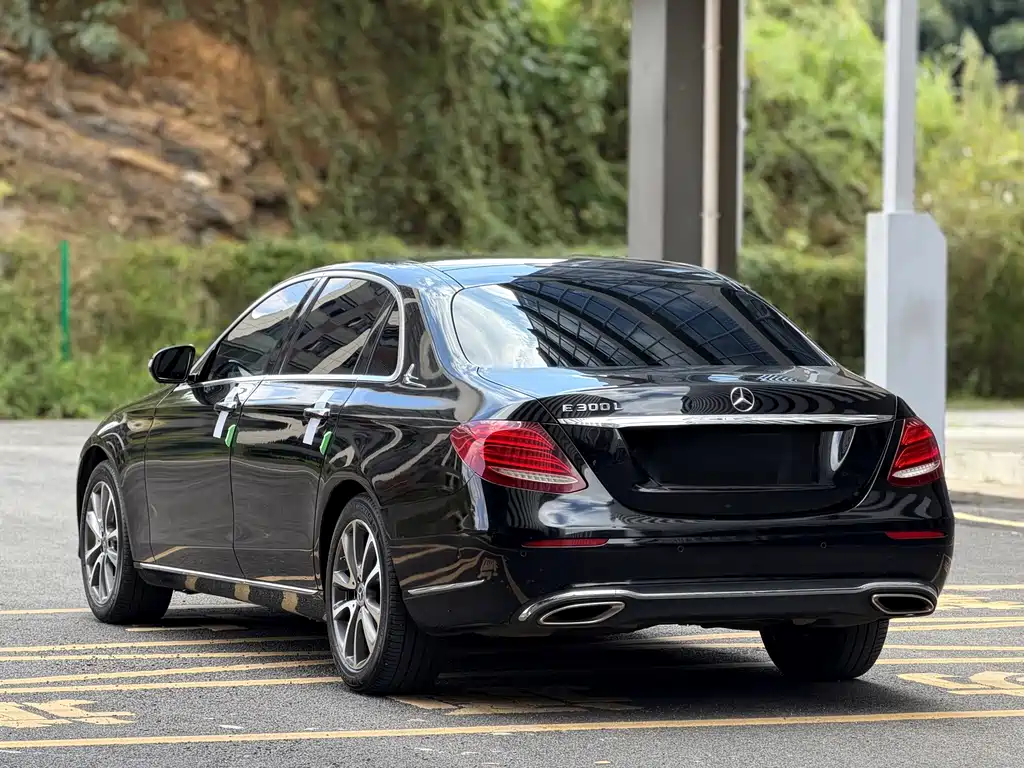 Mercedes-Benz E-Class — миниатюра 7