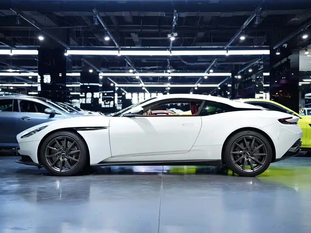 Aston Martin DB11 — миниатюра 14