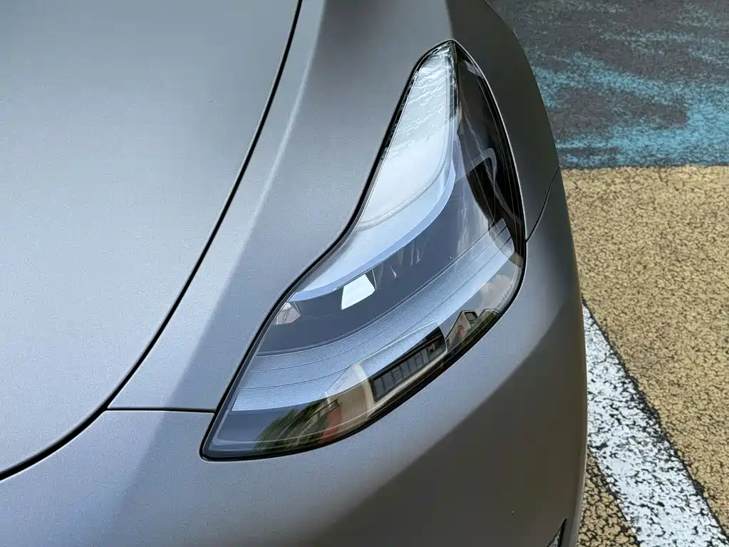 Tesla Model Y — миниатюра 7