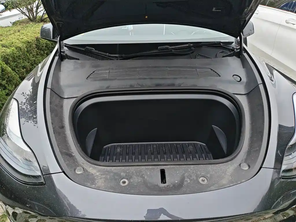 Tesla Model Y — миниатюра 16