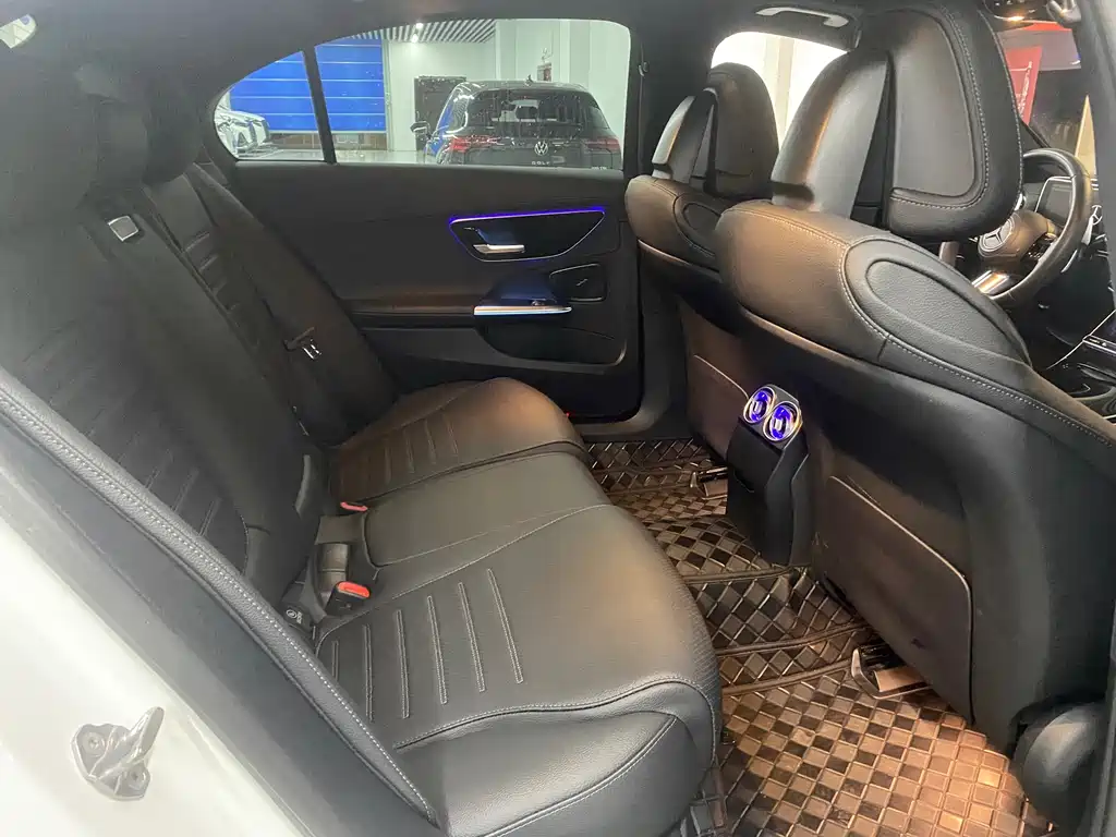 Mercedes-Benz C-Class — миниатюра 11