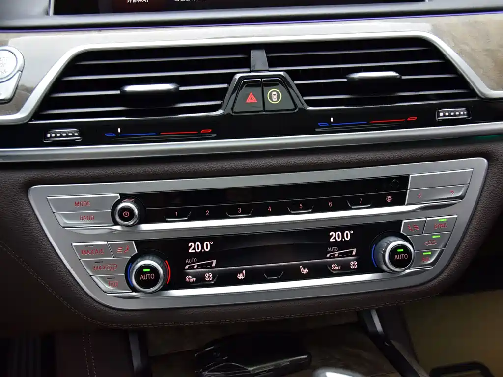 BMW 7 Series — миниатюра 12