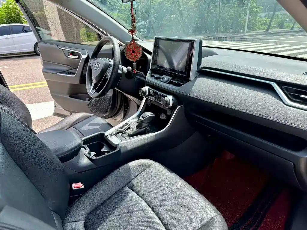 Toyota RAV4 — миниатюра 9