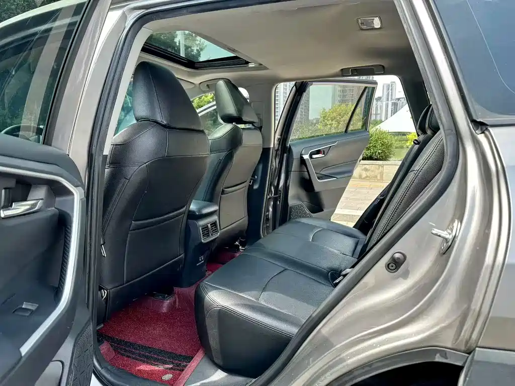 Toyota RAV4 — миниатюра 7