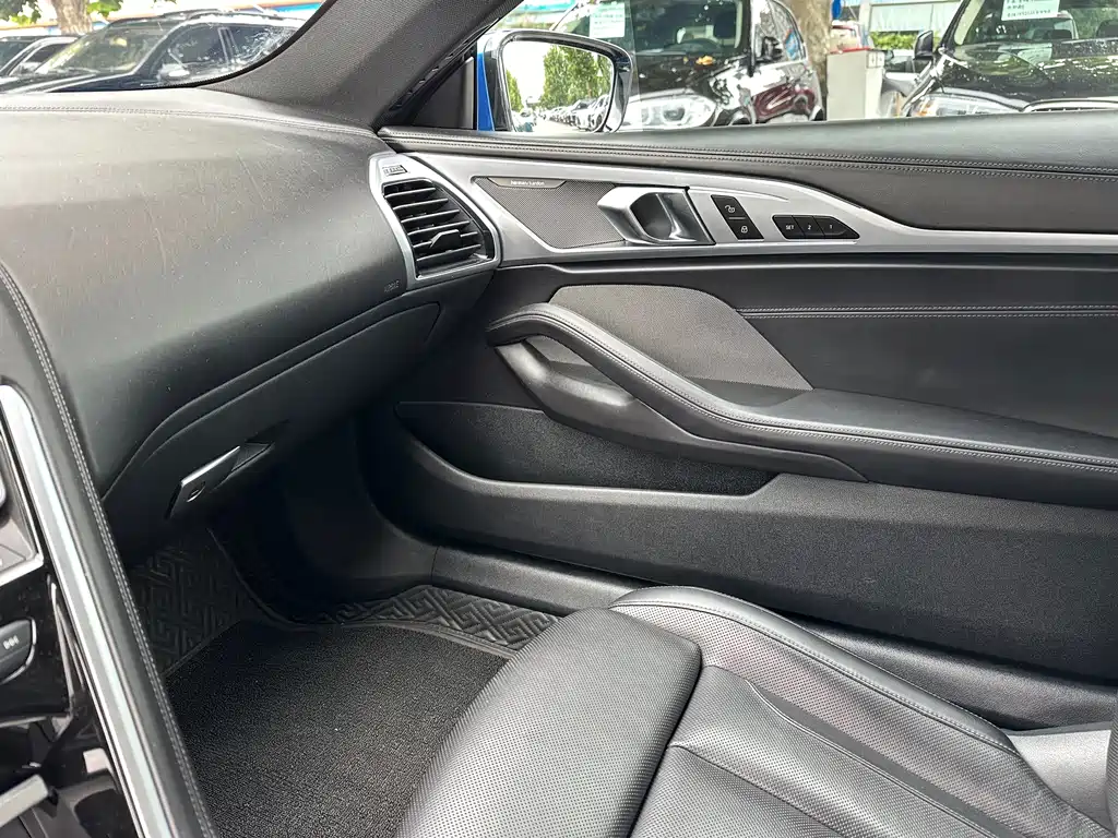BMW 8 Series — миниатюра 11
