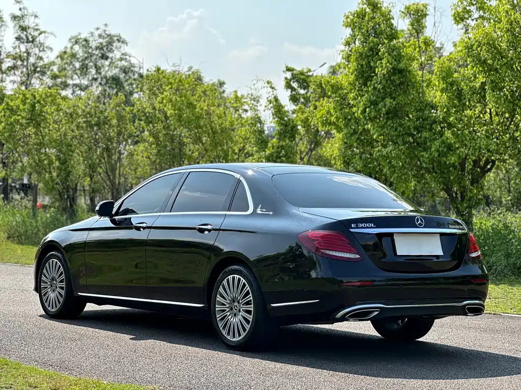 Mercedes-Benz E-Class — миниатюра 6