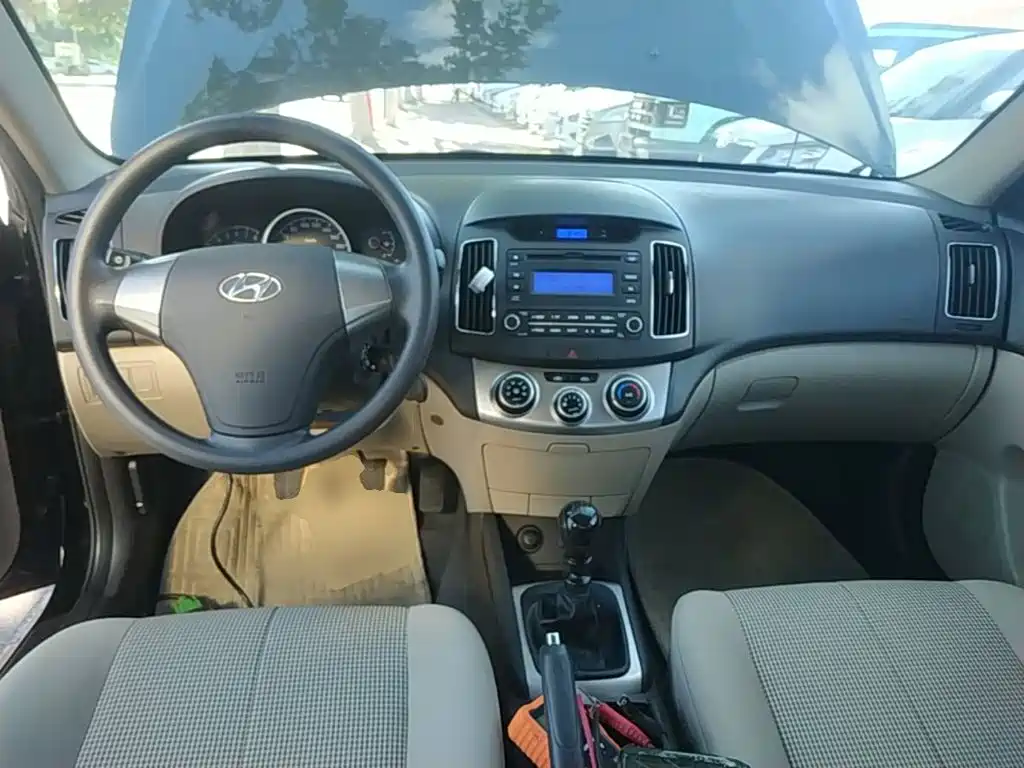 Hyundai Elantra — миниатюра 10