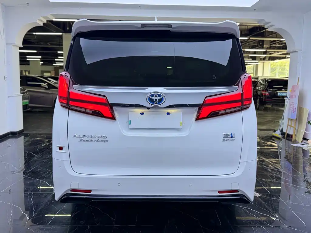 Toyota Alphard — миниатюра 16