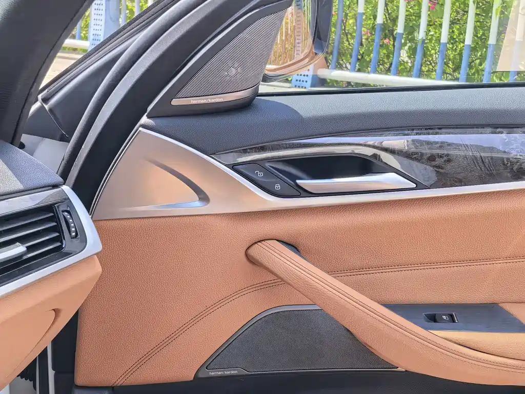 BMW 5 Series — миниатюра 12