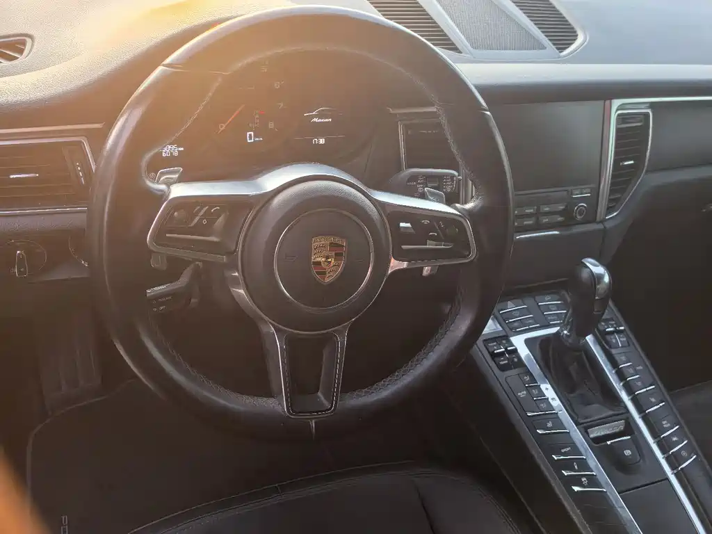 PORSCHE MACAN