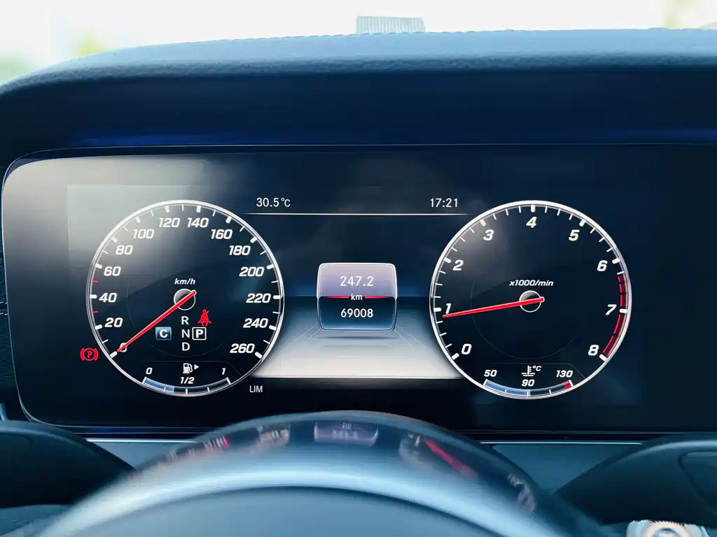 Mercedes-Benz E-Class — миниатюра 12