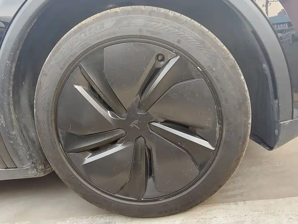 Tesla Model Y — миниатюра 12