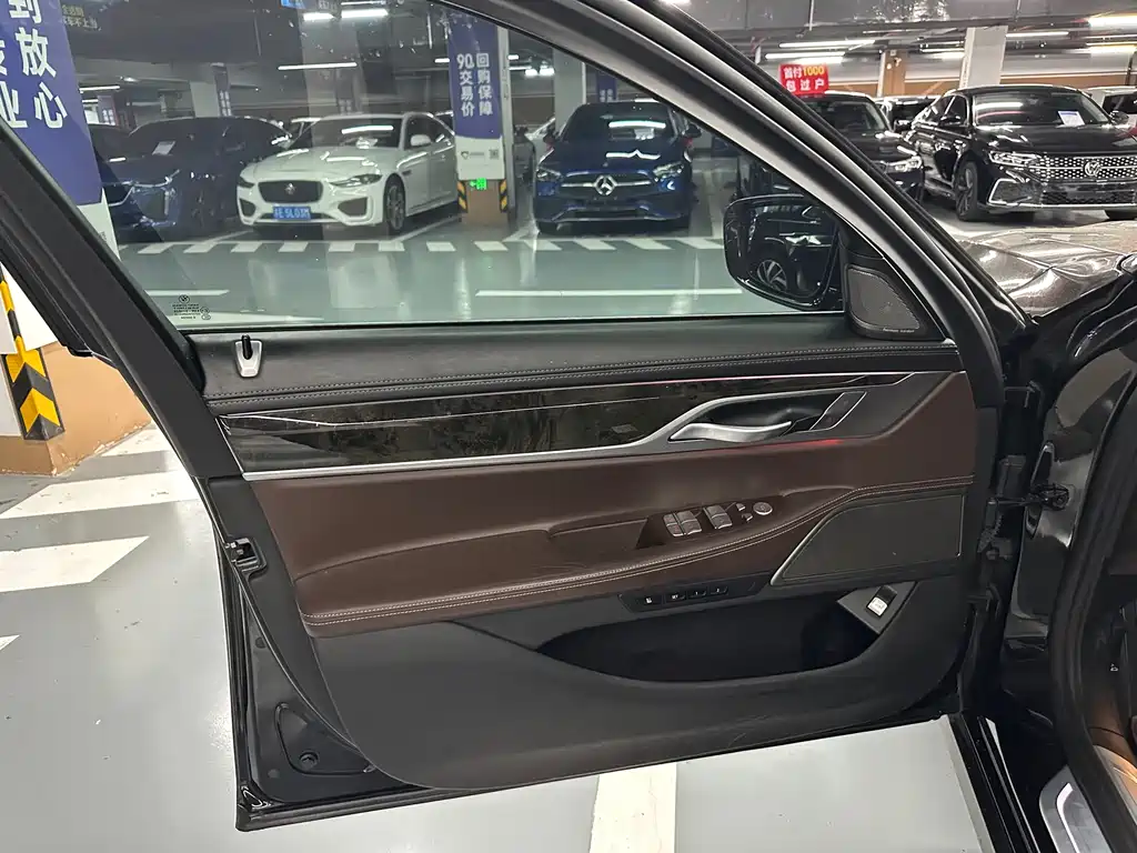 BMW 7 Series — миниатюра 9