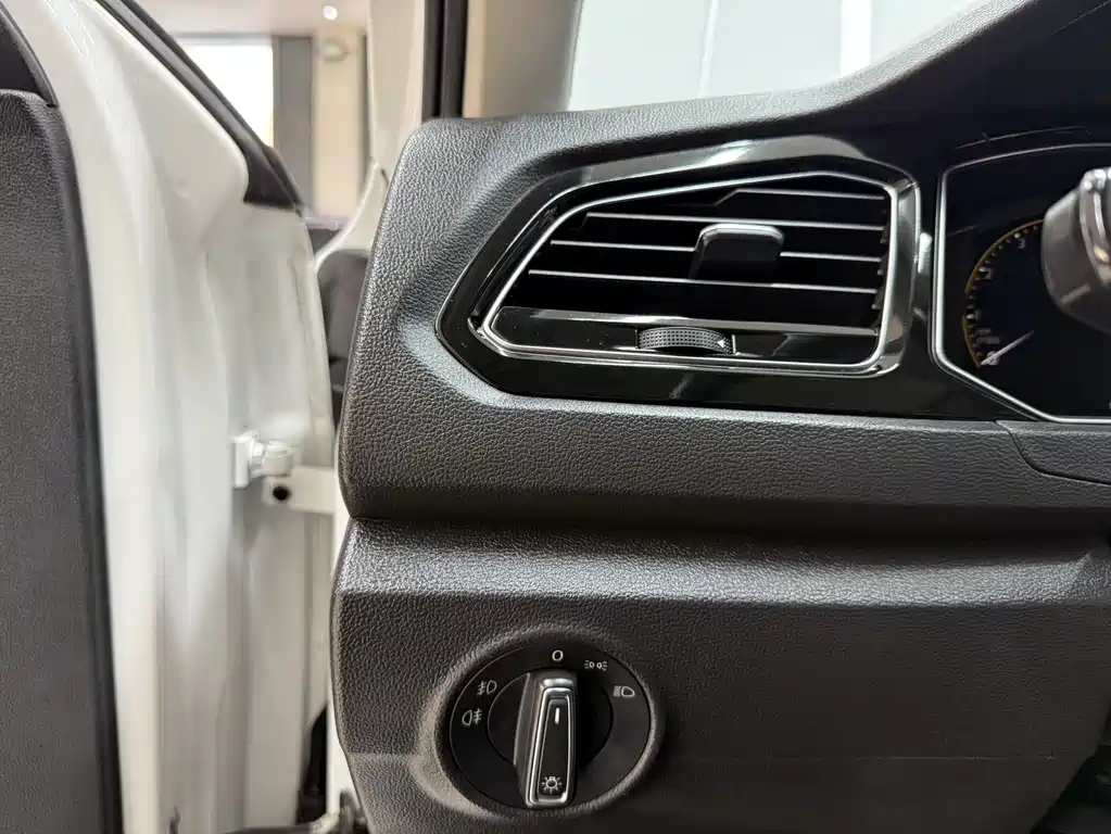 VOLKSWAGEN T ROC EXPLORING SONGS