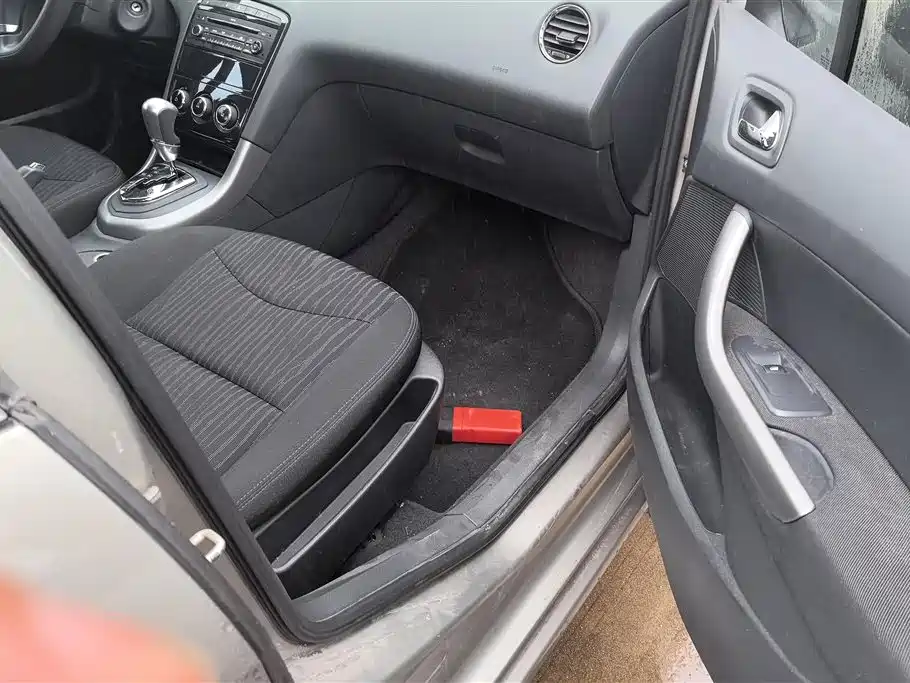Peugeot 408 2013 2.0L AT Comfort