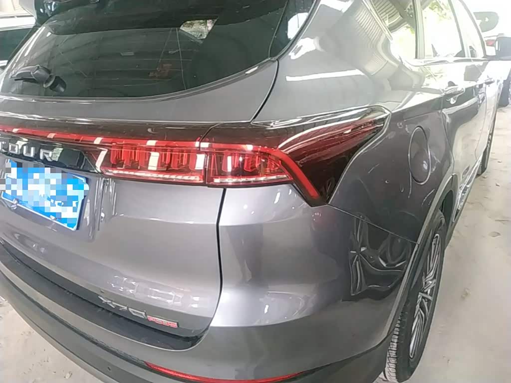 Jetour Jetour X70 PLUS 1.5 л 2023 г. Серебристо-серый, пробег 40199 км
