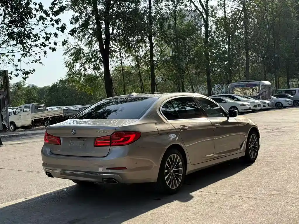 BMW 5 Series — миниатюра 12