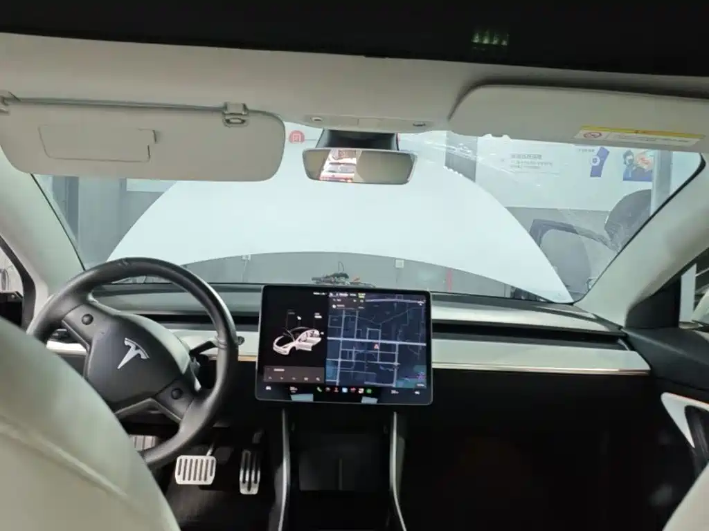 Tesla Model 3 — миниатюра 3