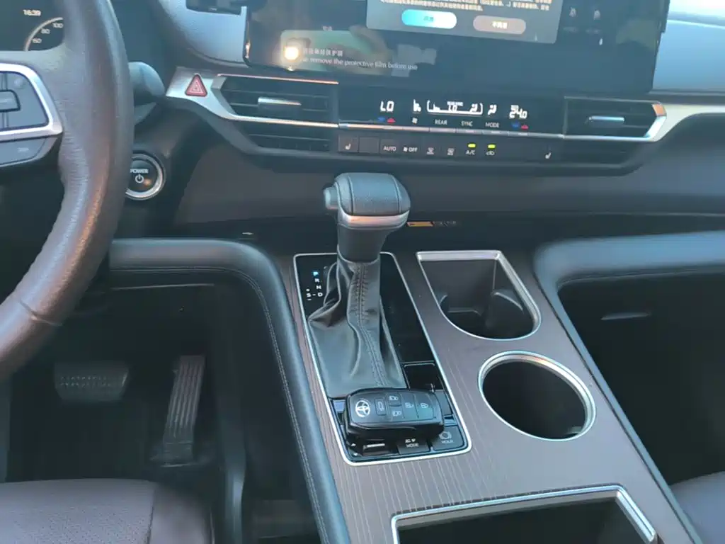 Toyota Granvia — миниатюра 14