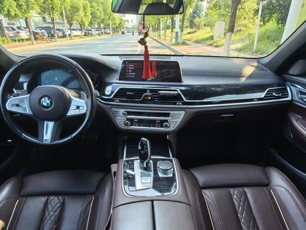 BMW 7 Series — миниатюра 18