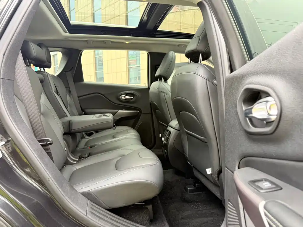 Jeep Cherokee 2.0T 2WD Premium Edition China VI, фото 16