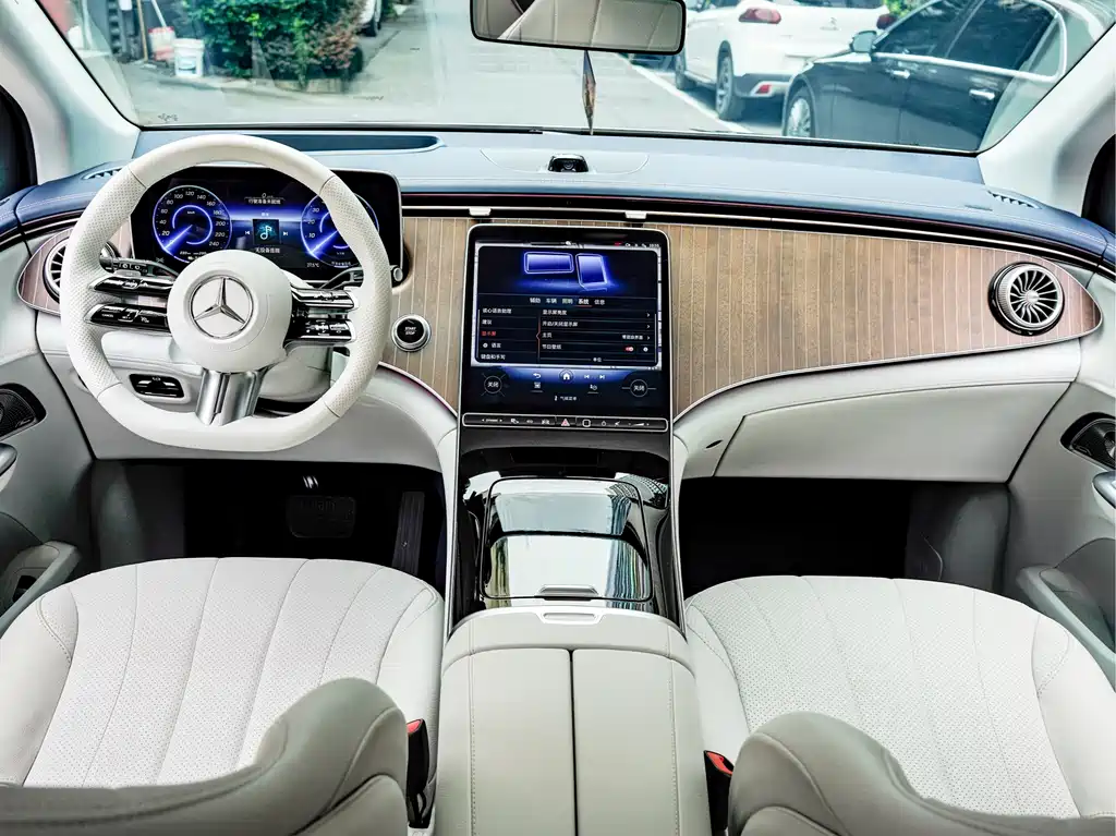 Mercedes-Benz EQE SUV — миниатюра 11