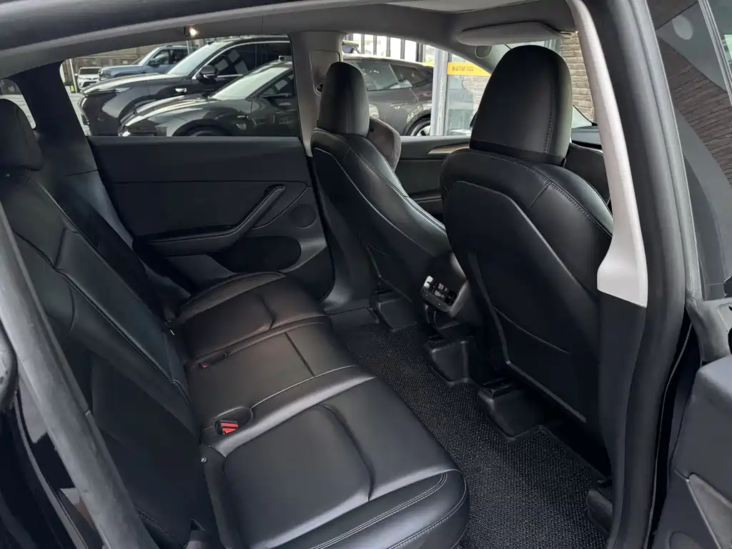 Tesla Model Y — миниатюра 18