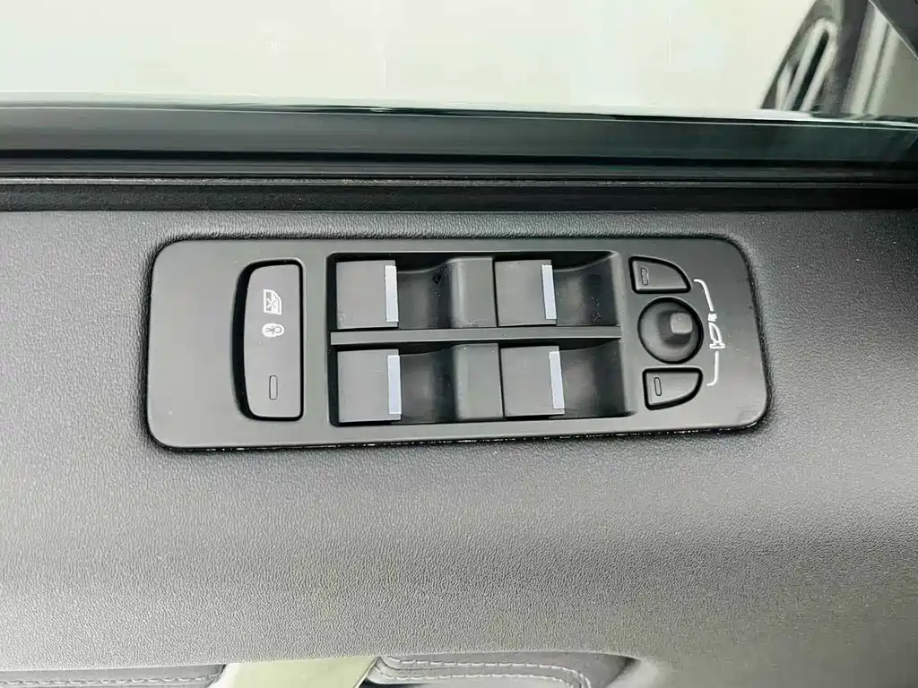 Land Rover Discovery Sport — миниатюра 12