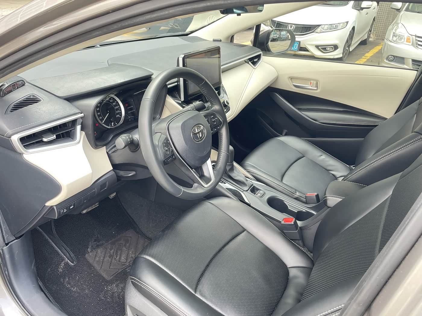 Toyota Corolla 1.2 л 2021 г. Серебристо-серый, пробег 13000 км