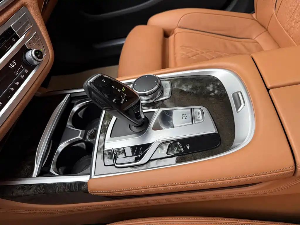 BMW 7 Series — миниатюра 14