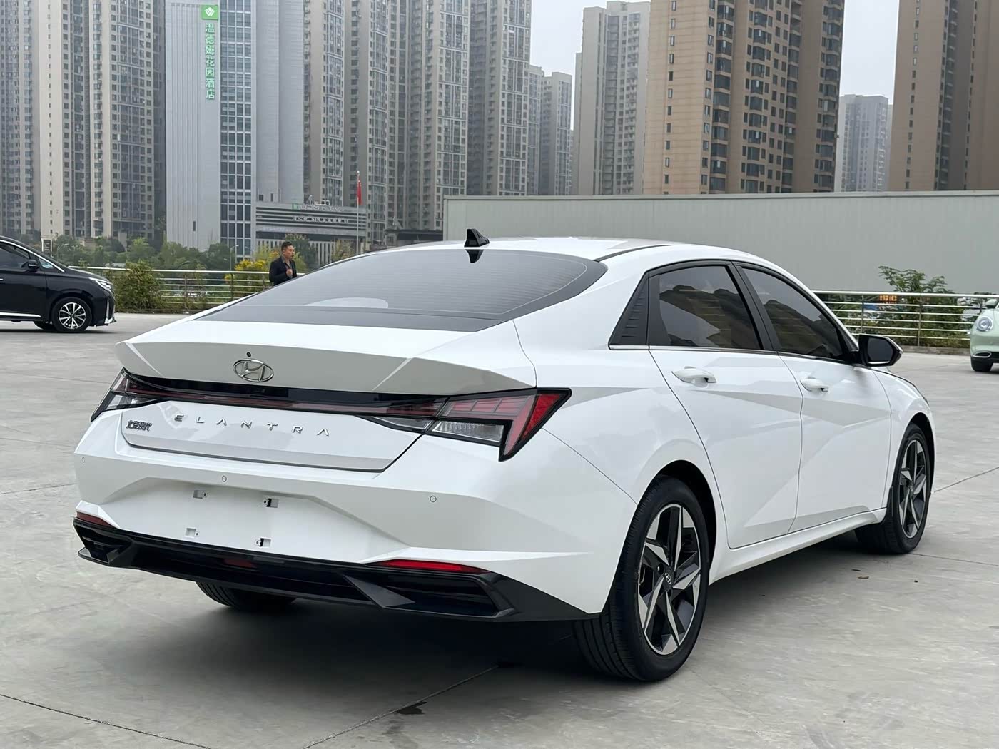 Hyundai Elantra 1.5 л 2023 г. Белый, пробег 19000 км