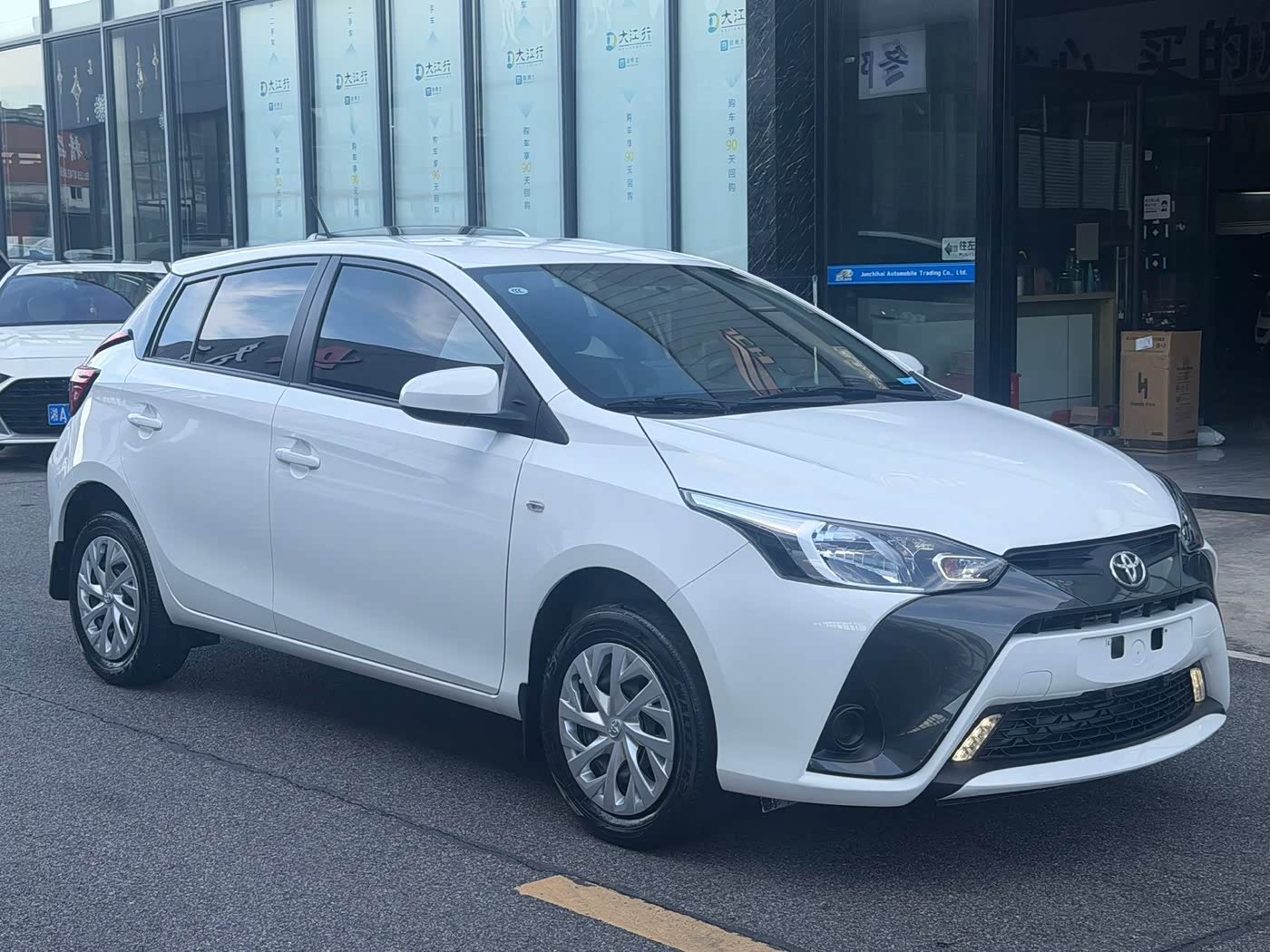 Toyota YARiS L Zhi Xuan 1.5 л 2022 г. Белый, пробег 33000 км