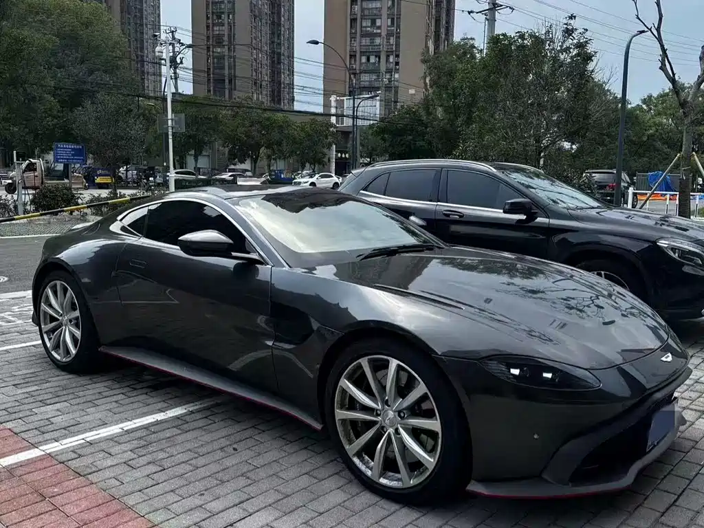 Aston Martin V8 Vantage 2021